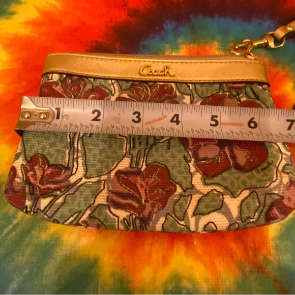 🌺 Coach flower wristlet with golden tone accents. 🌺 - Picture 4 of 4